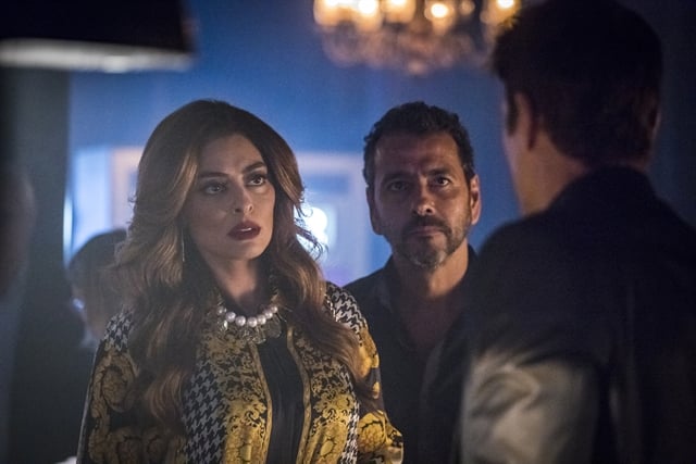Maria da Paz (Juliana Paes) desmascara Régis (Reynaldo Gianecchini) com ajuda de Amadeu (Marcos Palmeira) em A Dona do Pedaço (Foto: Globo/Paulo Belote)
