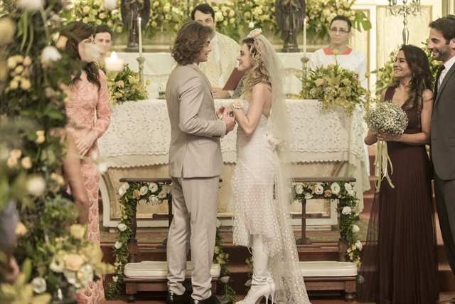 João (Rafael Vitti) e Manu (Isabelle Drummond) se casam no último capítulo de Verão 90 (Foto: Globo/João Miguel Júnior)