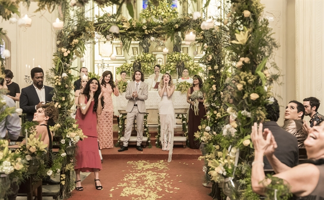 João (Rafael Vitti) e Manu (Isabelle Drummond) terminam juntos e felizes no último capítulo de Verão 90 (Foto: Globo/João Miguel Júnior)