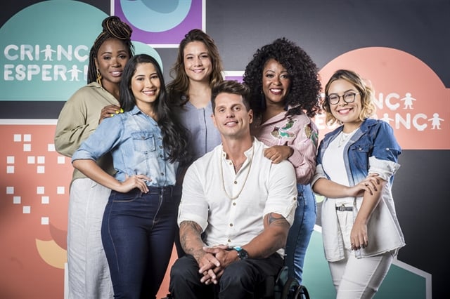 Kenia Maria, Thaynara, Fernanda Gentil, Fernando Fernandes, Tia Má e Eva Lluana, mobilizadores do Criança Esperança 2019 (Foto: Globo/João Cotta)