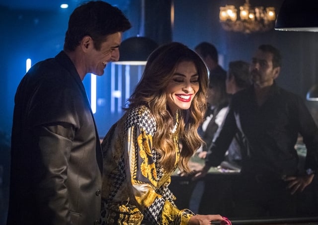 Maria da Paz (Juliana Paes) cai na lábia de Régis (Reynaldo Gianecchini) e vilão vira o jogo em A Dona do Pedaço (Foto: Globo/Paulo Belote)