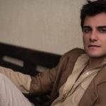 Hugo Bonemer surge em clipe beijando o modelo Lucas Silvestre