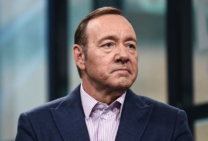 O ator Kevin Spacey está respondendo muitas acusações no tribunal (Foto: Reprodução)