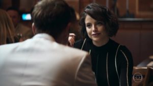 Jô (Agatha Moreira) tem encontro as escondidas com seu amante e padrasto Régis (Reynaldo Gianecchini) em A Dona do Pedaço da Globo (Foto: Reprodução)