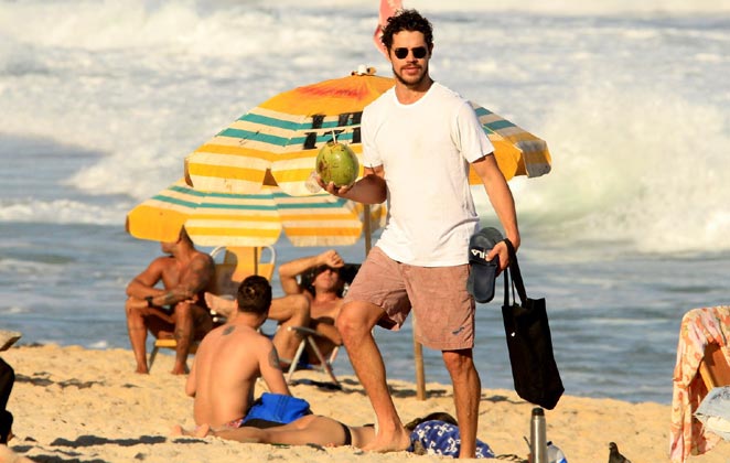 José Loreto, ex de Débora Nascimento foi tietado por fã em passeio na praia