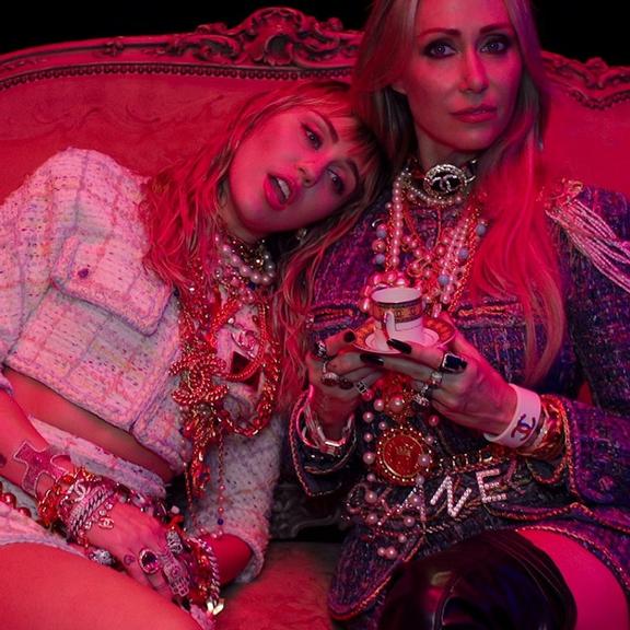 A cantora Miley exalta a diversidade e luta feminista em novo clipe (Foto: Reprodução)
