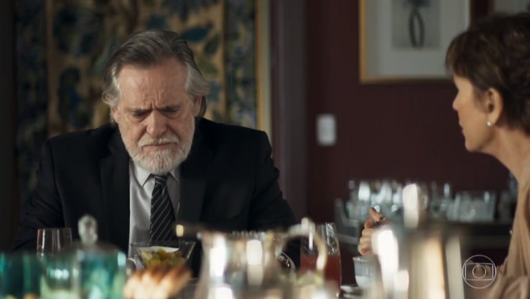 Otávio irritado na novela A Dona do Pedaço da Globo