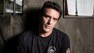 Rodrigo Lombardi é protagonista da série Carcereiros, da Globo. (Foto: Divulgação)