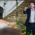 Quinzinho (Caio paduan) humilha Vanessa (Camila Queiroz) em Verão 90 (Foto: Divulgação)