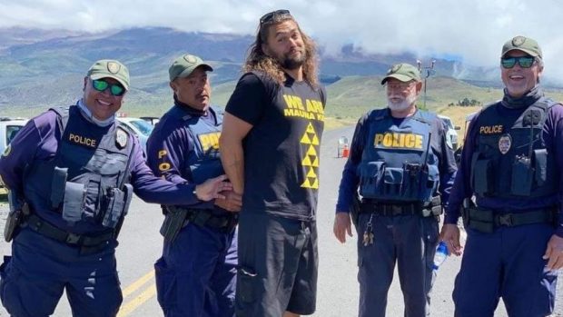 Jason Momoa sendo preso durante protesto no Havaí (Foto: Reprodução)