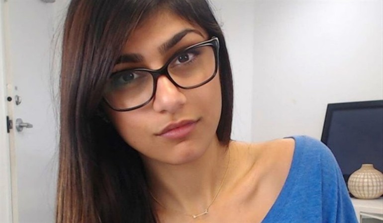 A ex-atriz pornô Mia Khalifa manda recado aos fãs (Foto: Reprodução)