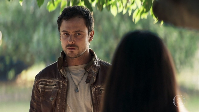 Chiclete (Sergio Guizé) vai ficar arrasado após flagrar Vivi (Paolla Oliveira) com outro em A Dona do Pedaço (Foto: Reprodução/Globo)