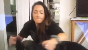 A famoda influenciadora Brooke Houts foi flagrada agredindo seu cachorro (Reprodução)