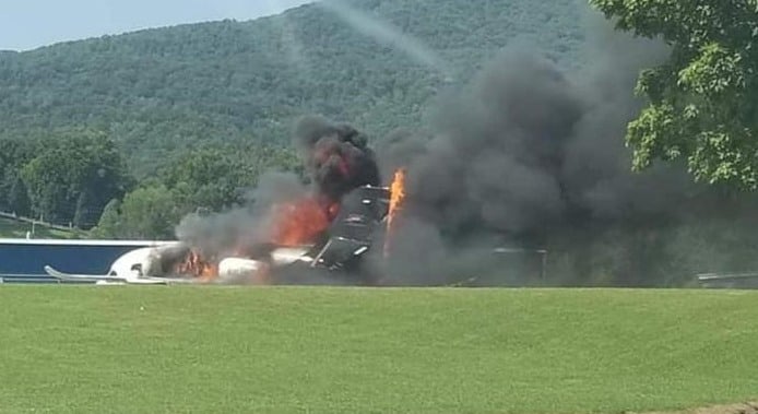 Avião com piloto pegou fogo após acidente completamente (Foto: Reprodução) 