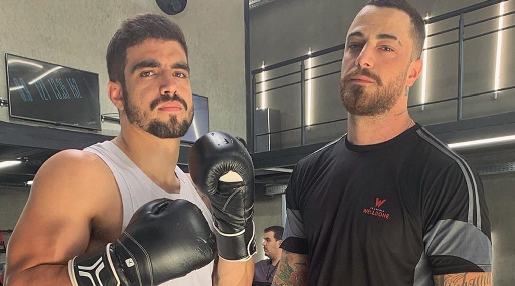Caio Castro e Felipe Titto nos bastidores da novela A Dona do Pedaço, da Globo. (Foto: Divulgação/TV Globo)