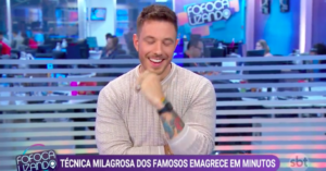 Gabriel Cartolano apareceu sem camisa durante matéria no Fofocalizando e deixou os apresentadores sem fôlego. Foto: Reprodução/SBT