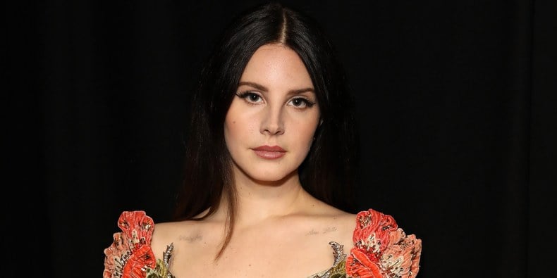 A cantora Lana Del Rey faz música para o massacre nos Estados Unidos (Foto: Reprodução)