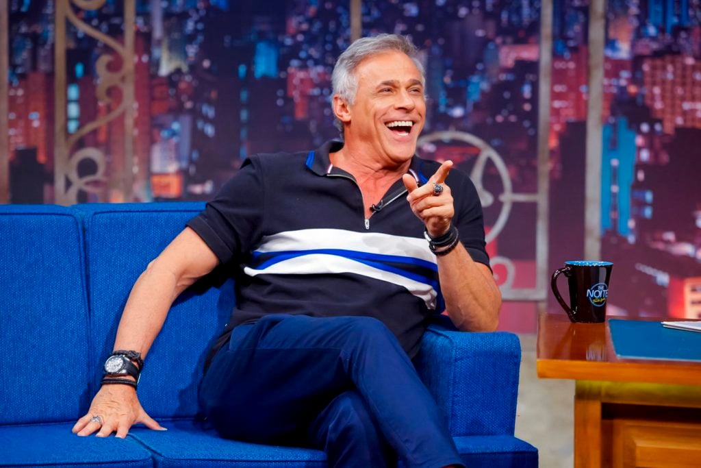 O ator Oscar Magrini participou do talk show The Noite. (Foto: Gabriel Cardoso/SBT)