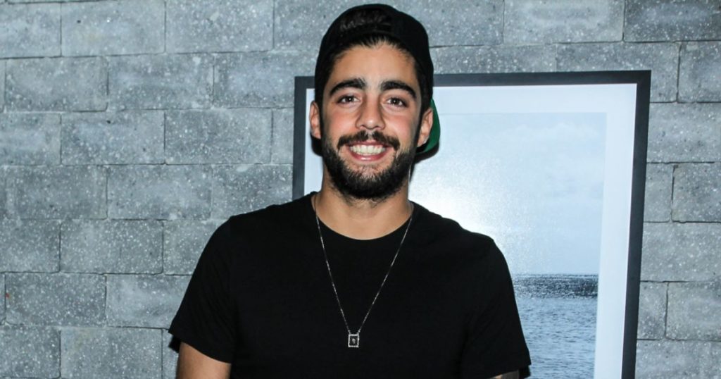 Pedro Scooby, namorado de Anitta, resolveu mudar o tom do seu cabelo e platinou o mesmo (Foto: Reprodução)