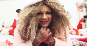 O cantor Rodriguinho resolveu mergulhar fundo no universo feminino no seu novo clipe 