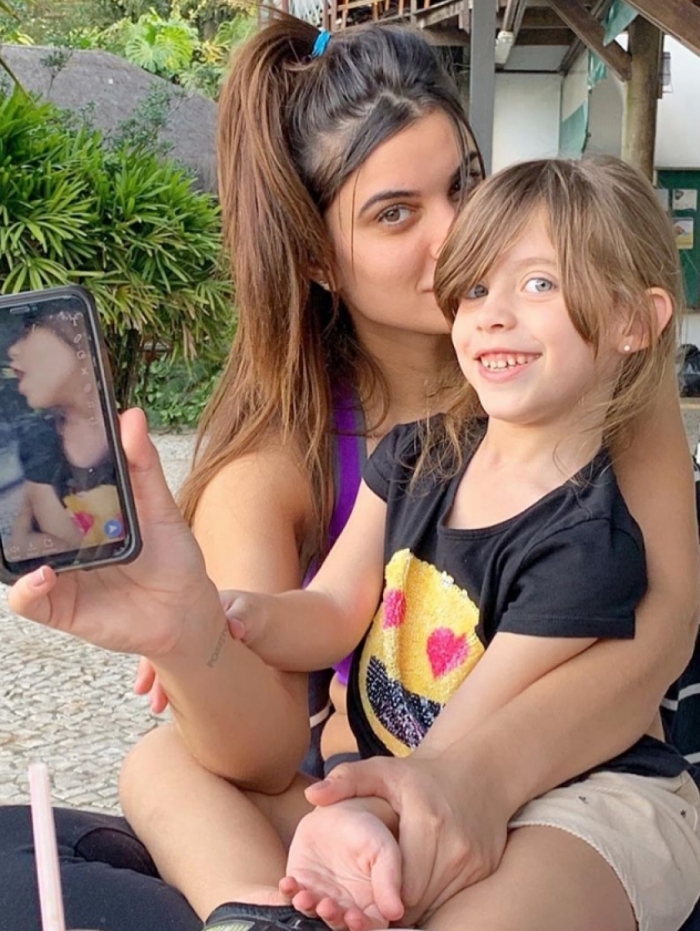 Tarcia Ciarlini junto com a filha de Henri Castelli (Foto: Instagram)