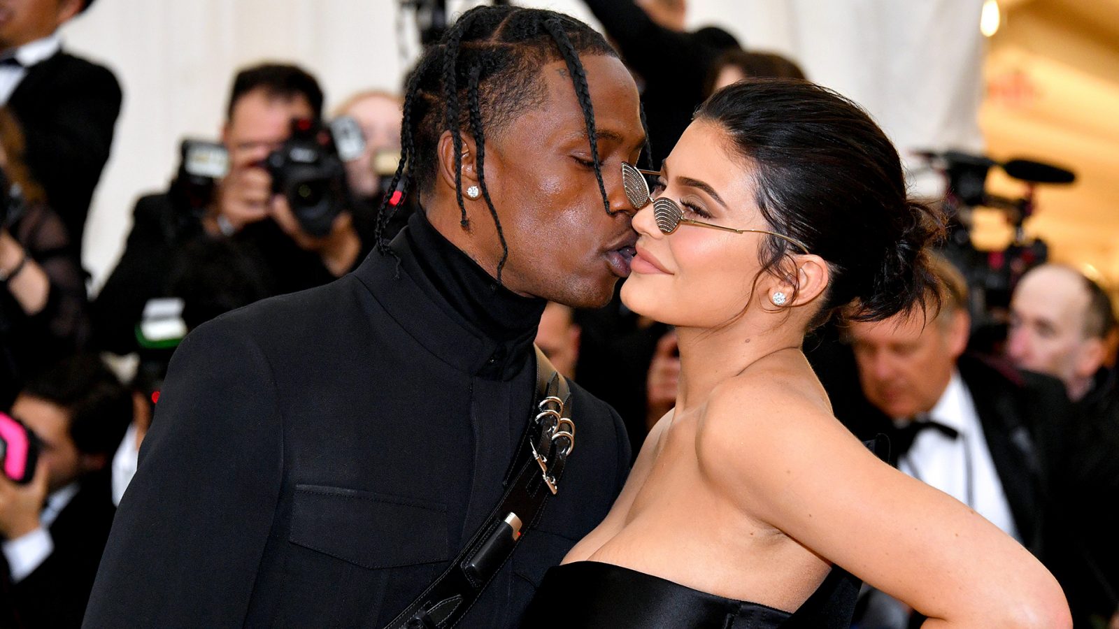 A empresária Kylie Jenner recebe uma surpresa de seu marido Travis Scott (Foto: Reprodução)
