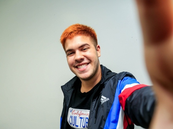 Álvaro Xaro, o Alvxaro, beijou Viih Tube em festa (Reprodução)