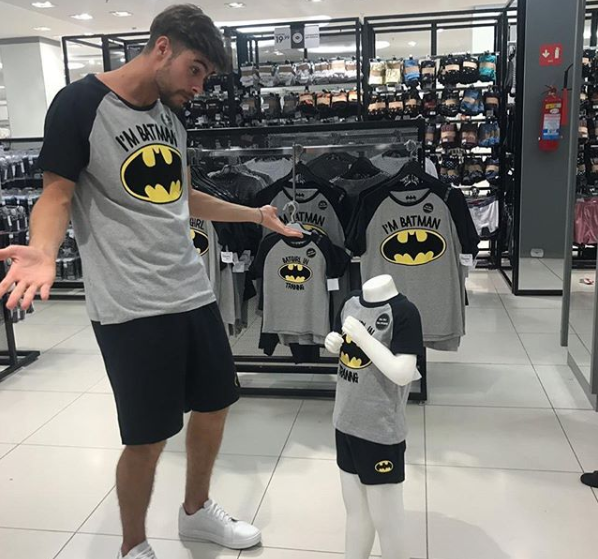 Rafael Vitti conversa com manequim em loja (Foto: Reprodução/Instagram)