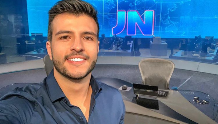 Matheus Ribeiro na redação do Jornal Nacional; jornalista da afiliada da Globo em Goiás vai integrar rodízio de apresentadores do JN (Foto: Reprodução/Instagram)
