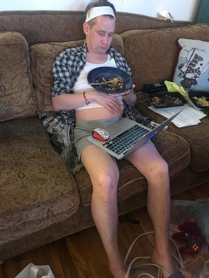 Estrela de Esqueceram de Mim, Macaulay Culkin publicou foto bizarra nas redes sociais. (Foto: Reprodução/Twitter)