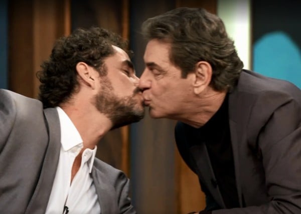 Felipe Andreoli recebe um selinho de seu pai, Luiz Andreoli durante o Conversa com Bial na Globo (Imagem: Globo)