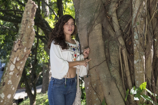 Rita (Alanis Guillen) vê Filipe (Pedro Novaes) chegando e fica desesperada em Malhação: Toda Forma de Amar (Foto: Globo/Estevam Avellar)