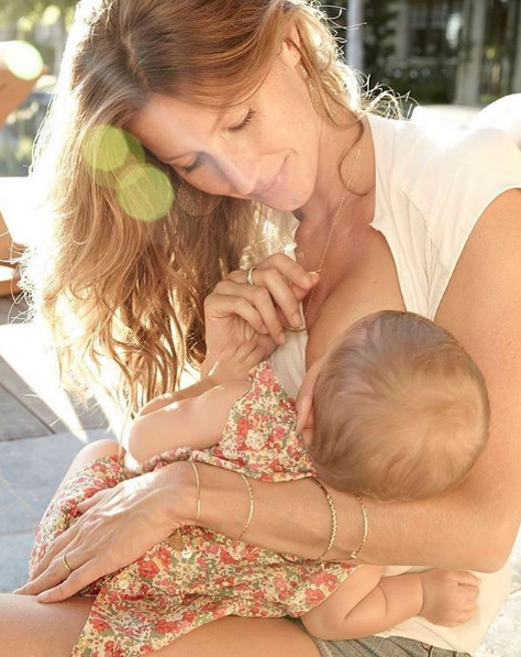Gisele Bündchen postou uma imagem em que aparece amamentando a filha Vivian (Foto: Reprodução/ Instagram)