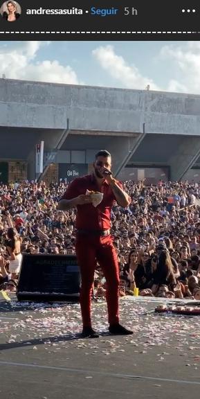 Gusttavo Lima sai do show descalço comendo pastel (Foto: Reprodução)