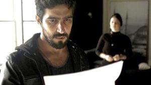Jamil (Renato Góes) e Dalila (Alice Wegmann) em Órfãos da Terra (Foto: Reprodução/Globo)