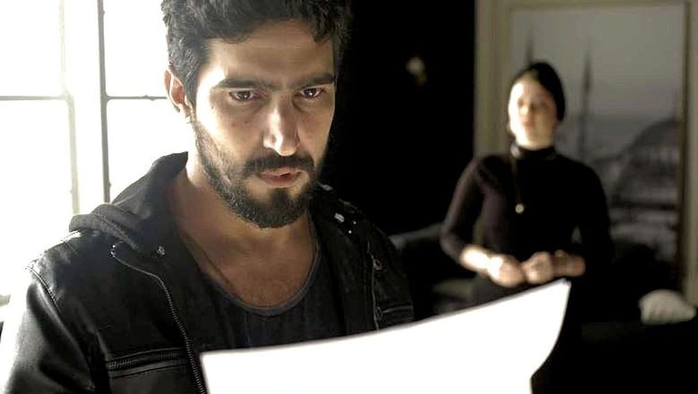 Jamil e Dalila em cena da novela das 18h, Órfãos da Terra (Foto: Reprodução)