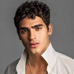 O modelo Jhona Burjack foi contratado pela Globo para a novela Éramos Seis (Foto: Divulgação)
