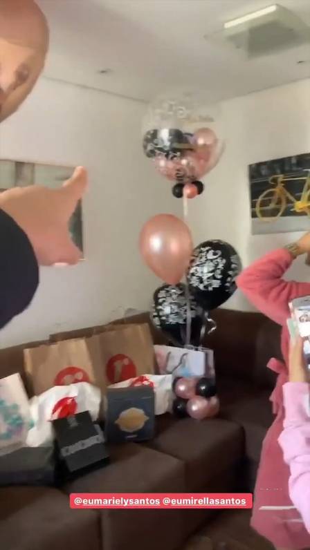 Mc Loma encheu as Gêmeas Lacração de presentes no aniversário (Foto: Reprodução/Instagram)