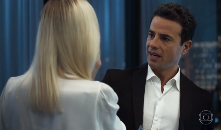 Marcio fica chocado com a ousadia da namorada em A Dona do Pedaço (Foto: Reprodução/Globo)