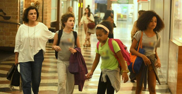 Marieta Severo passeia com as netas no Shopping do Rio de Janeiro (Imagem: Ag News)