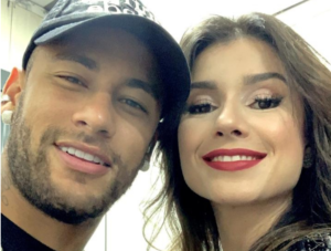 A cantora sertaneja, Paula Fernandes recebeu o jogador o Neymar (Foto: Reprodução)