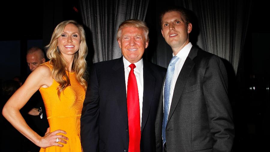 Presidente Donald Trump, seu filho Eric e Lara (Foto: Reprodução)