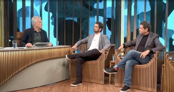 Pedro Bial entrevista Felipe Andreoli e seu pai, o também jornalista Luiz Andreoli no Conversa com Bial na Globo (imagem: Globo)