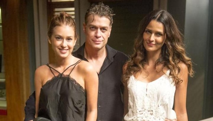 Atriz Fernanda Motta ao lado de Marina Ruy Barbosa e Fabio Assunção, protagonistas de Totalmente Demais. (Foto: Divulgação)