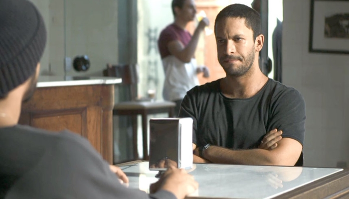 Téo (Rainer Cadete) descobre farsa de Josiane (Agatha Moreira) e promete vingança em A Dona do Pedaço (Foto: Reprodução/Globo)