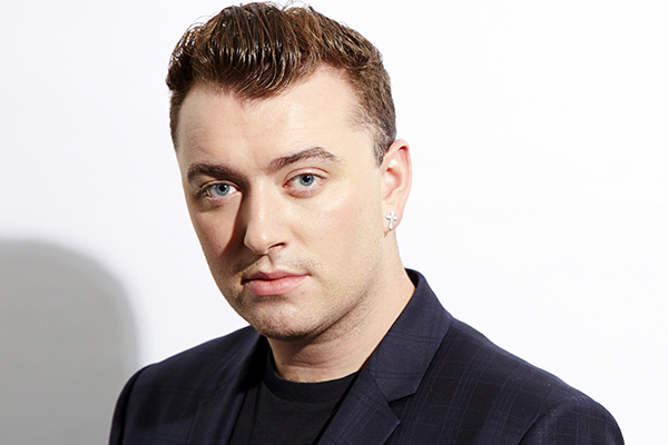 O cantor Sam Smith compartilhou um vídeo dele dançando na chuva em seu Instagram (Foto: Reprodução)