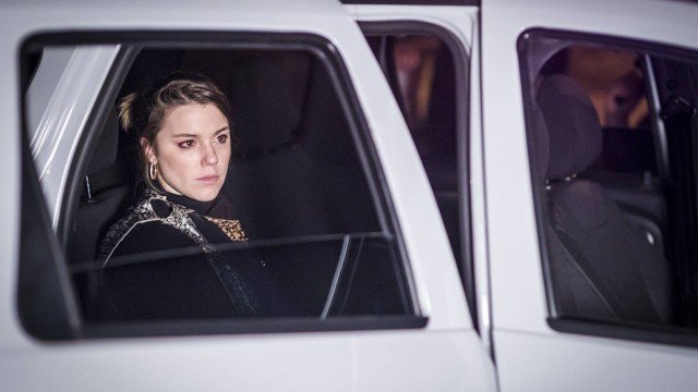 Dalila no camburão em Órfãos da Terra (Foto: Paulo Belote/ TV Globo/ Divulgação)