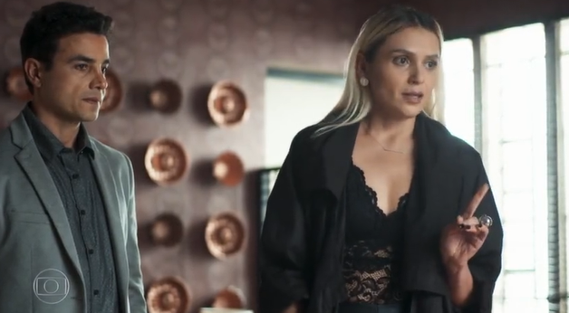 Márcio (Anderson Di Rizzi) e Kim (Monica Iozzi) em cena na novela A Dona do Pedaço, trama das nove da Globo ifood