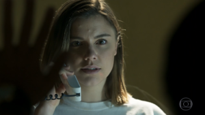 Alice Wegmann (Dalila) em cena de Órfãos da Terra, que fechou com audiência em queda (Foto: Reprodução/Globo)