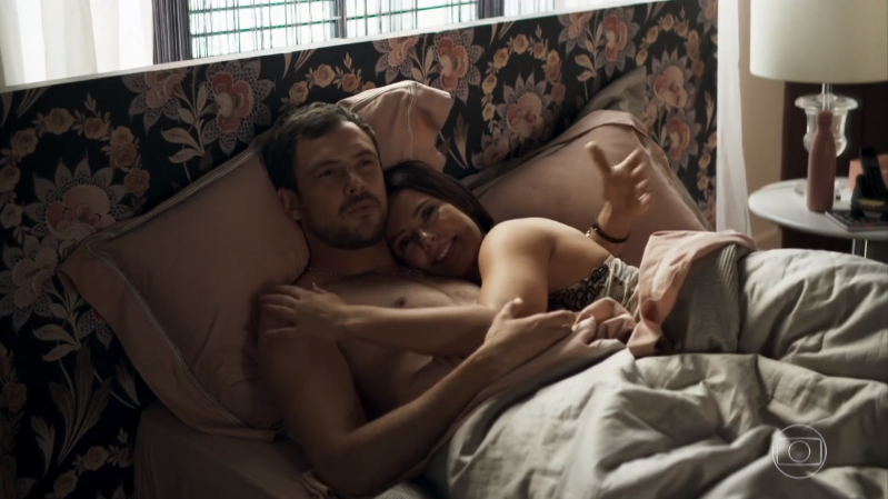 Chiclete (Sergio Guizé) e Vivi (Paolla Oliveira) em A Dona do Pedaço (Reprodução/TV Globo)